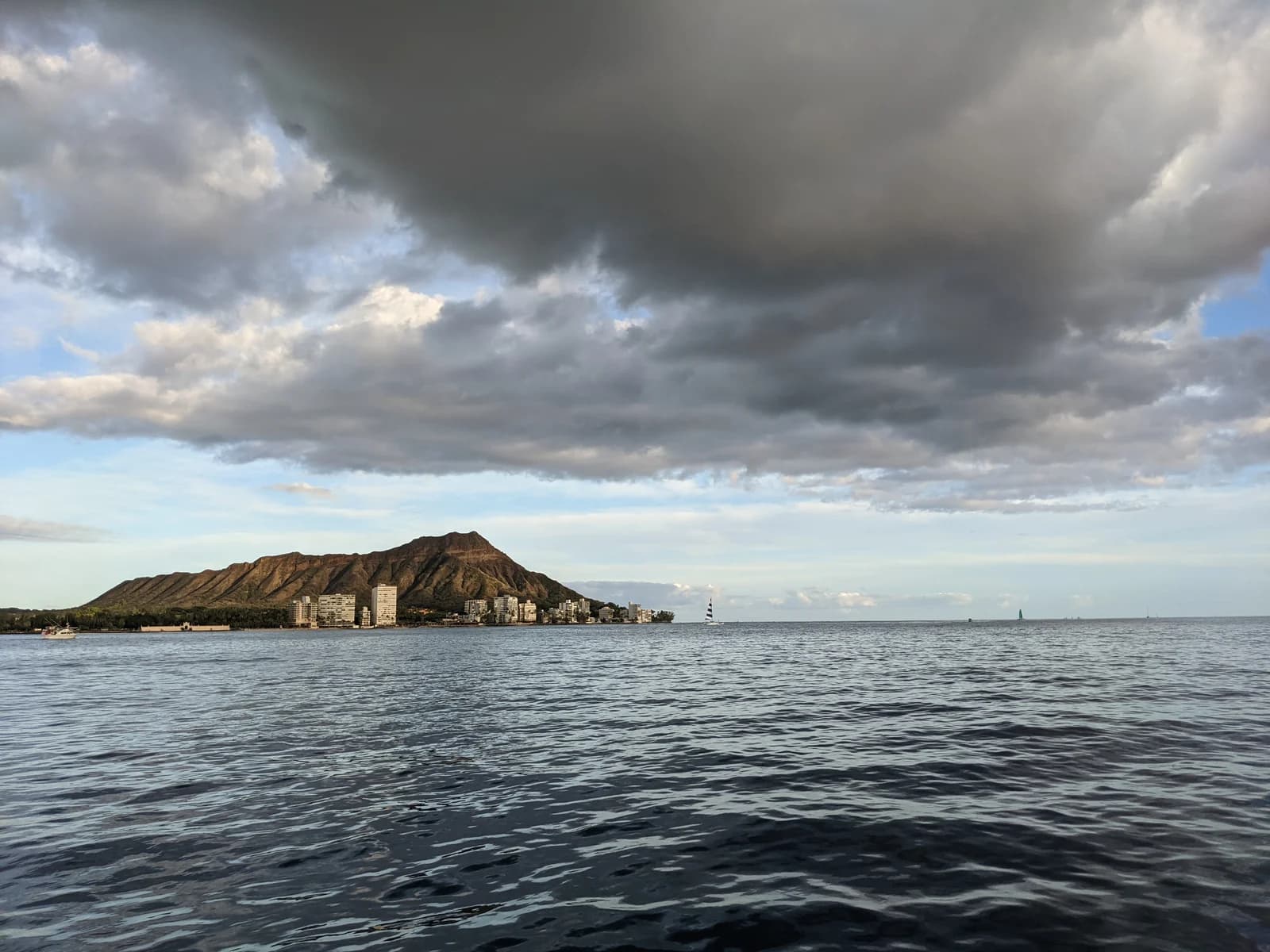 The Diamond Head crater rim under cloud at the eastern end of the Waikiki shoreline