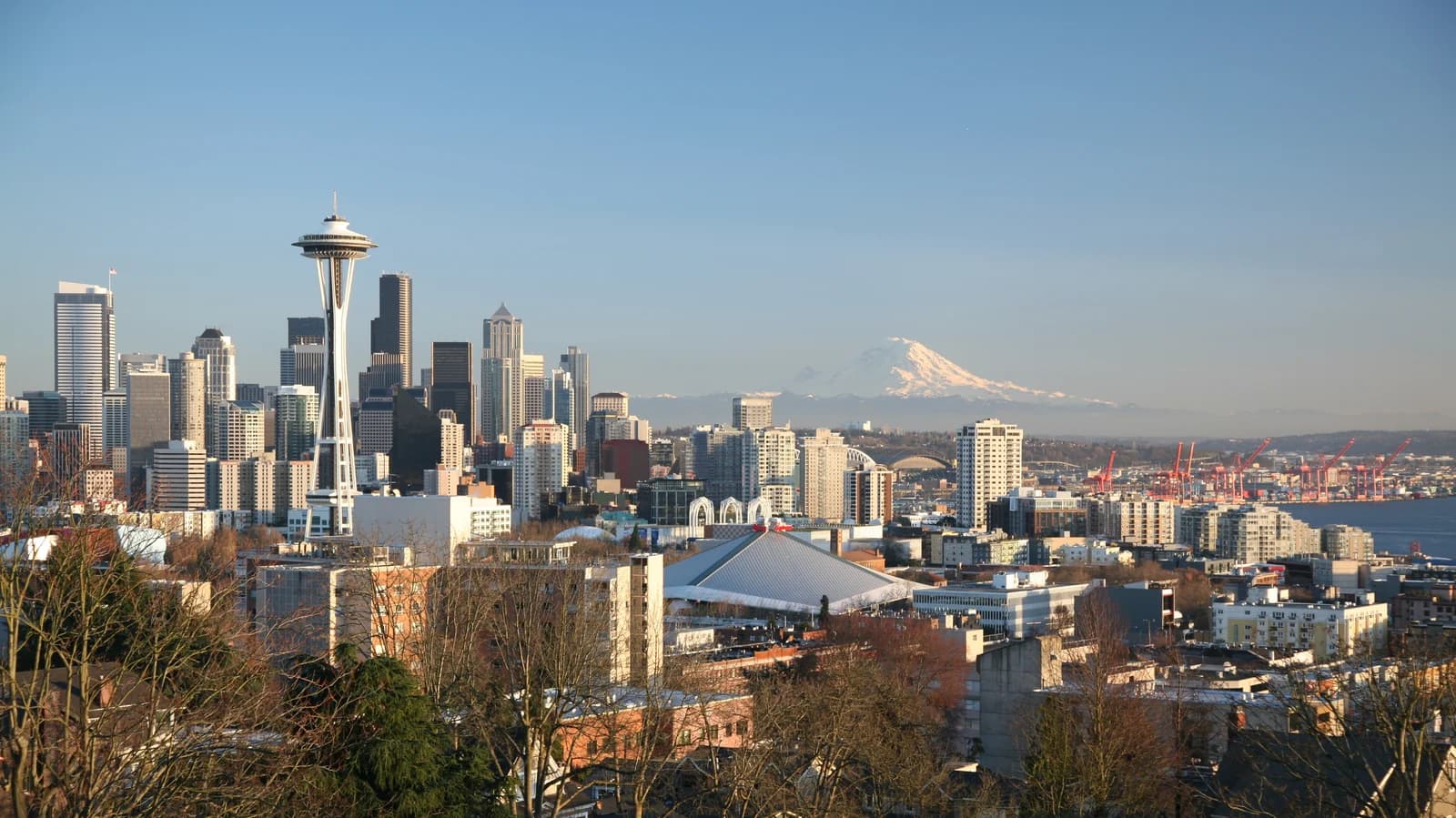 The Seattle skyline and the Space Needle from Kerry Park, with Mount Rainier behind
