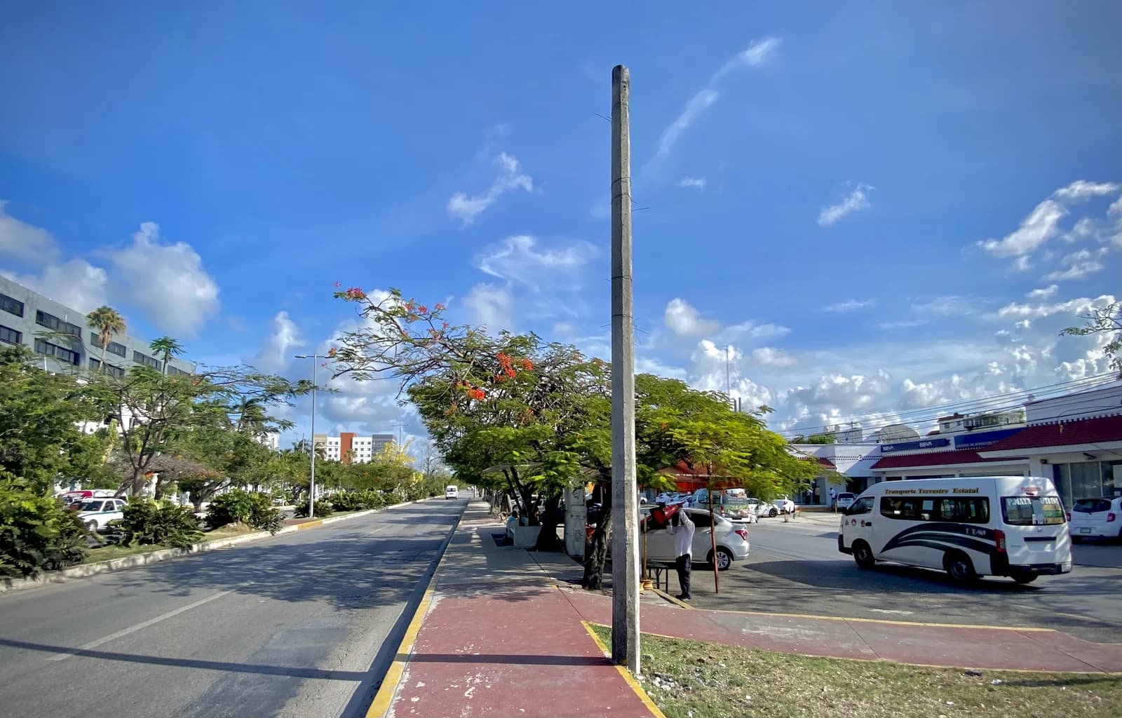 Avenida Tulum, the main avenue of downtown Cancun, with a shared minibus at the kerb
