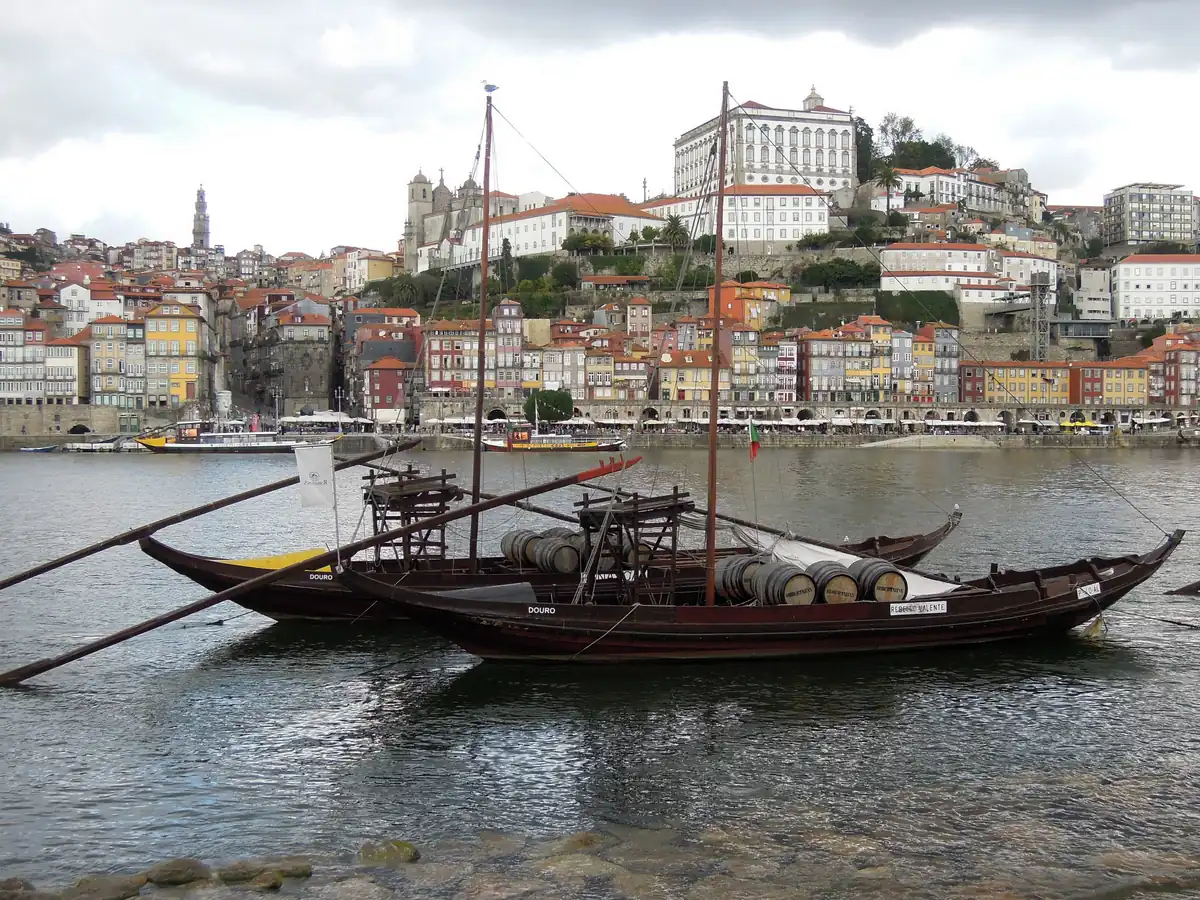 A Douro six-bridges river cruise in Porto