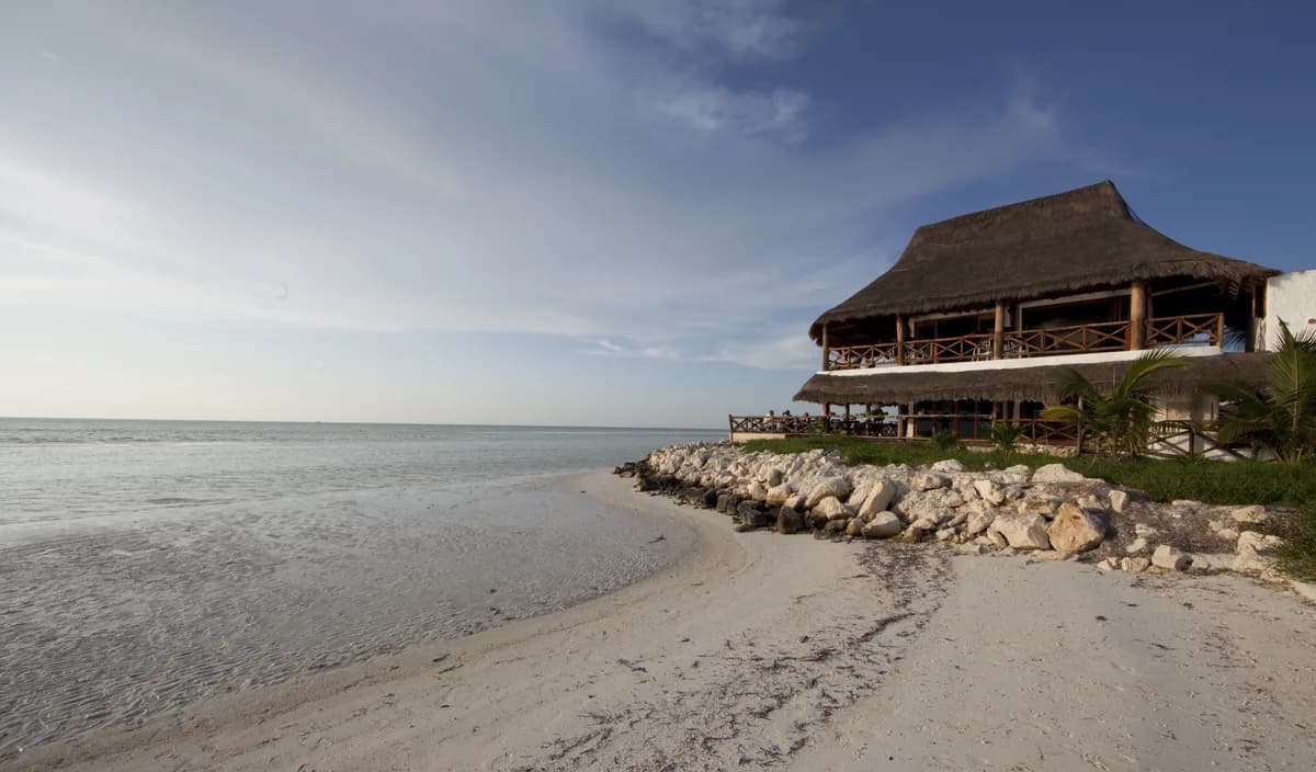 Dry-season beach weather in Cancún