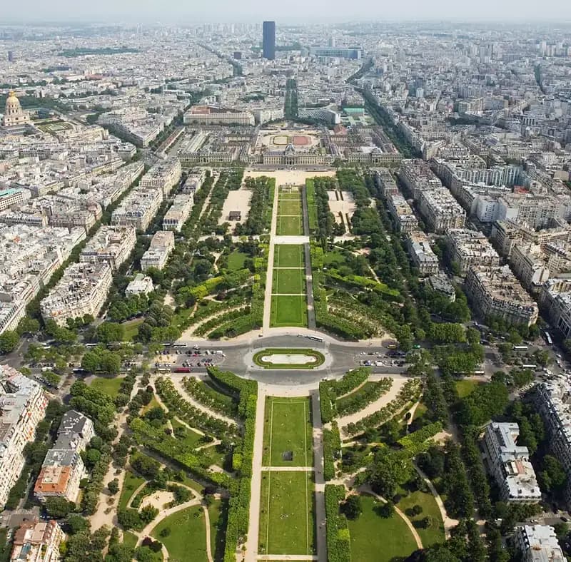 Eiffel Tower / Champ de Mars (7th) in Paris