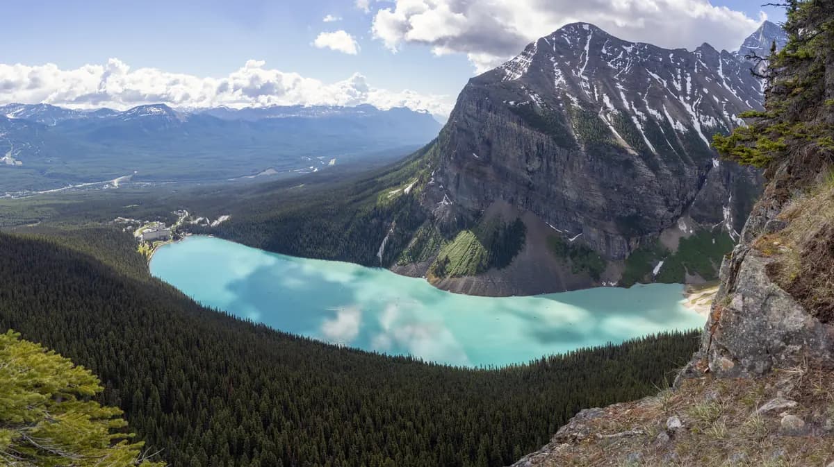 Lake season (Moraine & Louise thawed) in Banff