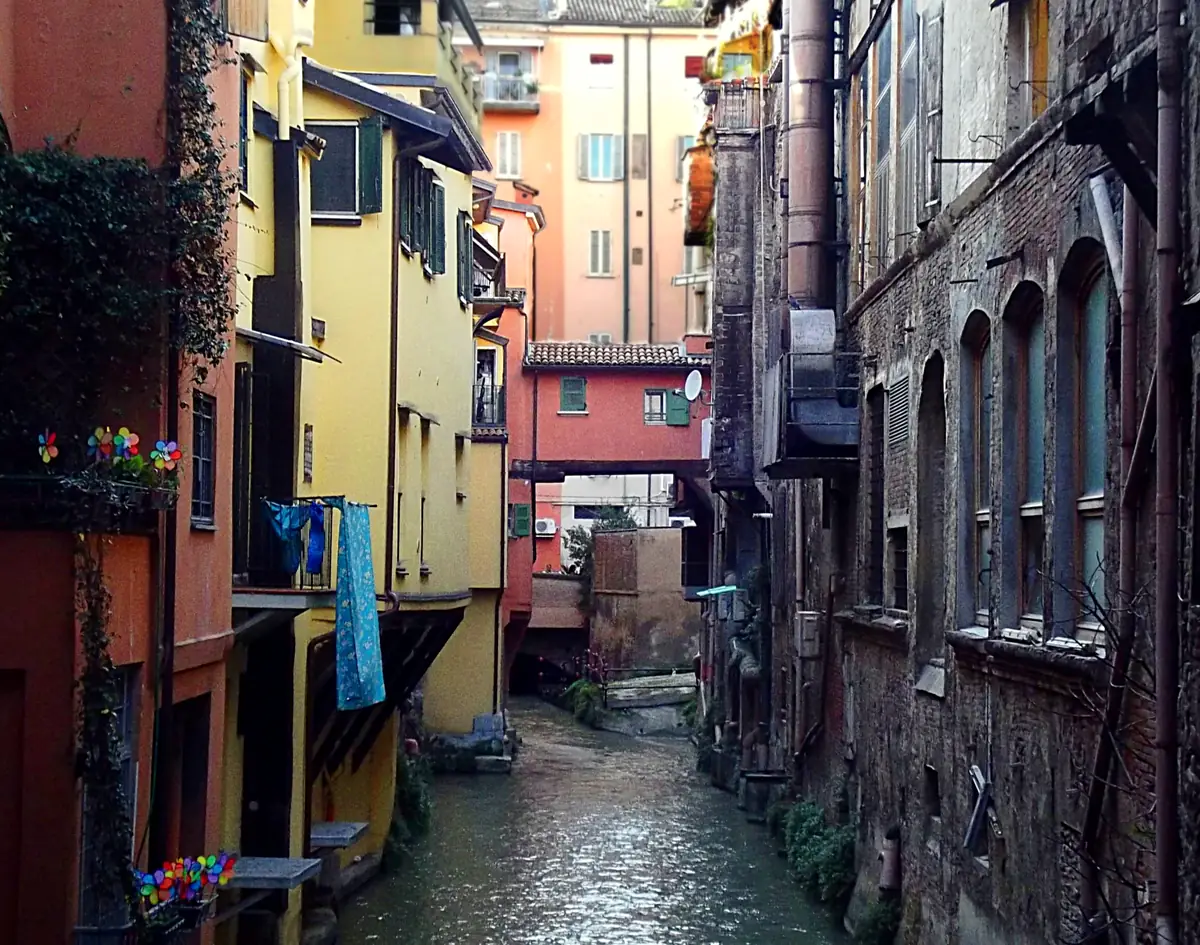 The canals and the Finestrella in Bologna
