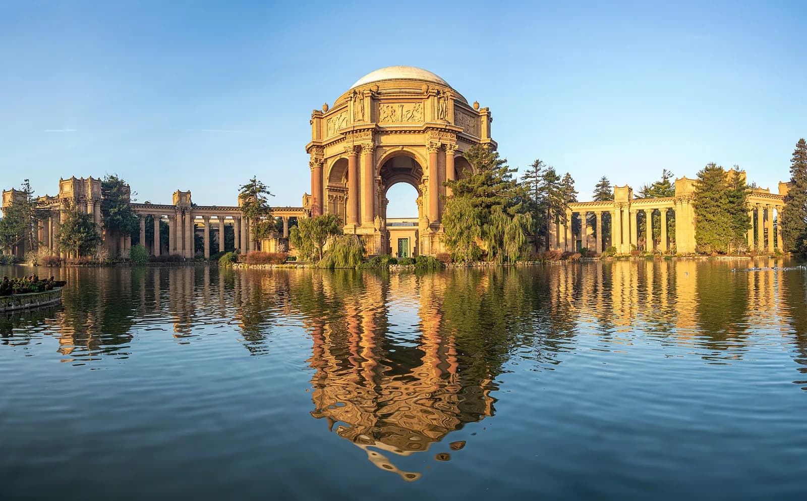 The rotunda and lagoon at the Palace of Fine Arts in San Francisco, a free stop near the Presidio